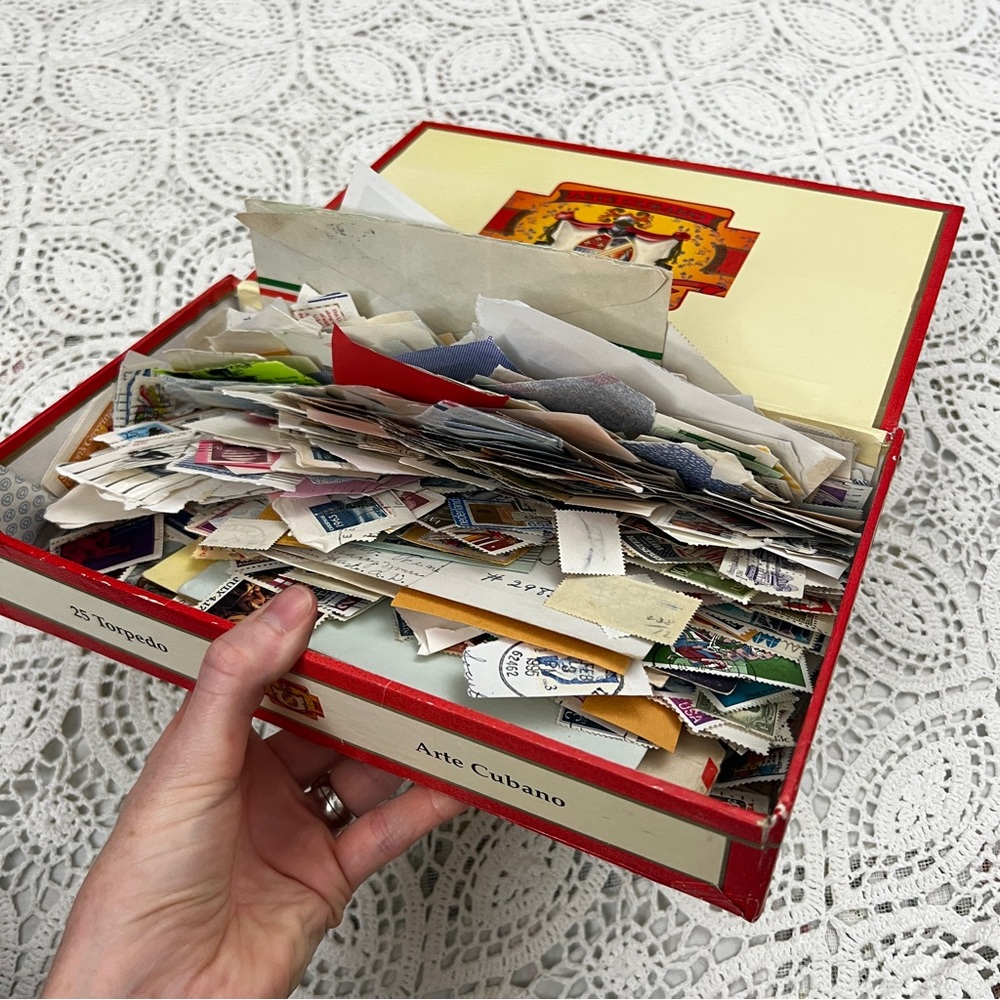 Cigar box full of postage stamps - Picture 4 of 12